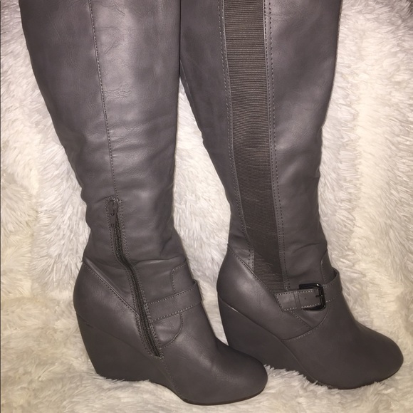 Shoes - 🅢🅐🅛🅔 Gray women's knee high boots Size 5 1/2